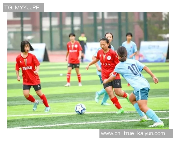 雨中激战足球比赛在风雨交加的场地上展现不屈精神与团队默契